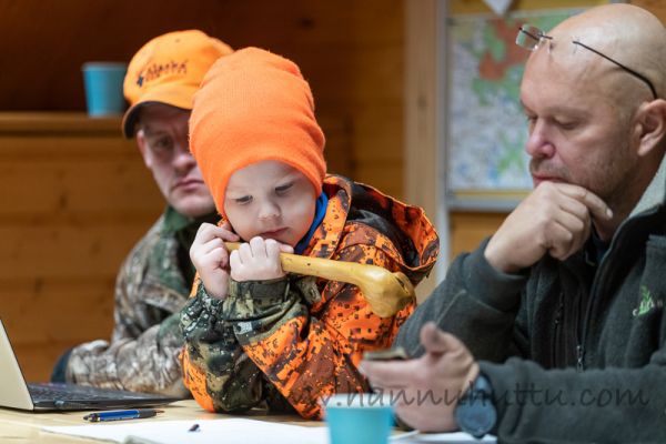 20191012_012
hirven metsästys hirvijahti metsästysmaja nuori hirvenmetsästäjä kokous metsästysseura
Avainsanat: hirven metsästys hirvijahti metsästysmaja nuori hirvenmetsästäjä kokous metsästysseura