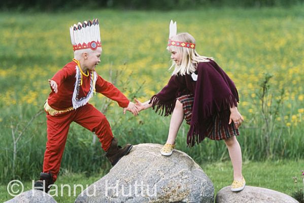 dia0963.jpg
tyttö poika intiaani leikki kesä lapsi 
Avainsanat: tyttö poika intiaani leikki kesä lapsi 