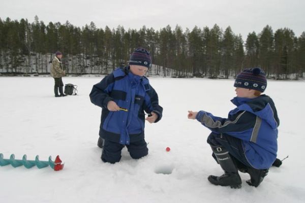 102_0259_RJ.jpg
pojat pilkillä, Suomussalmi, Hossa, huhtikuu
Avainsanat: kalastus pilkkiminen talvi poika harrastus