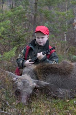 20041014_021.jpg
hirvenmetsästys nuori poika leikipyssy metsästäjä syksy metsästys saalis hirvi vasa kaato
Avainsanat: hirvenmetsästys nuori poika leikipyssy metsästäjä syksy metsästys saalis hirvi vasa kaato