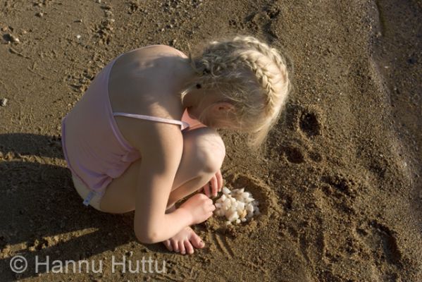2006_07_04 081.jpg
kesäilta kesäloma tyttö lapsi järvenranta lämmin mökkeily mökkiloma hiekkaranta leikki kvartsi kivi 
Avainsanat: kesäilta kesäloma tyttö lapsi järvenranta lämmin mökkeily mökkiloma hiekkaranta leikki kvartsi kivi